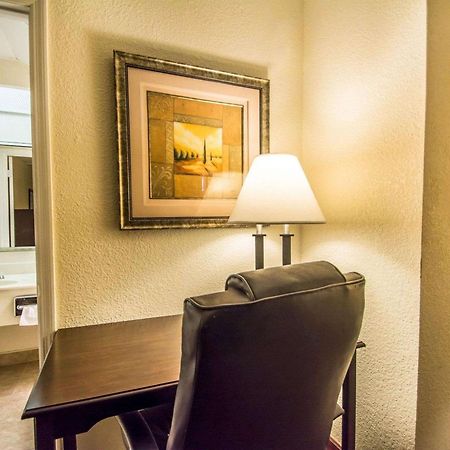 Quality Inn & Suites At Tropicana Field St. Petersburg Luaran gambar