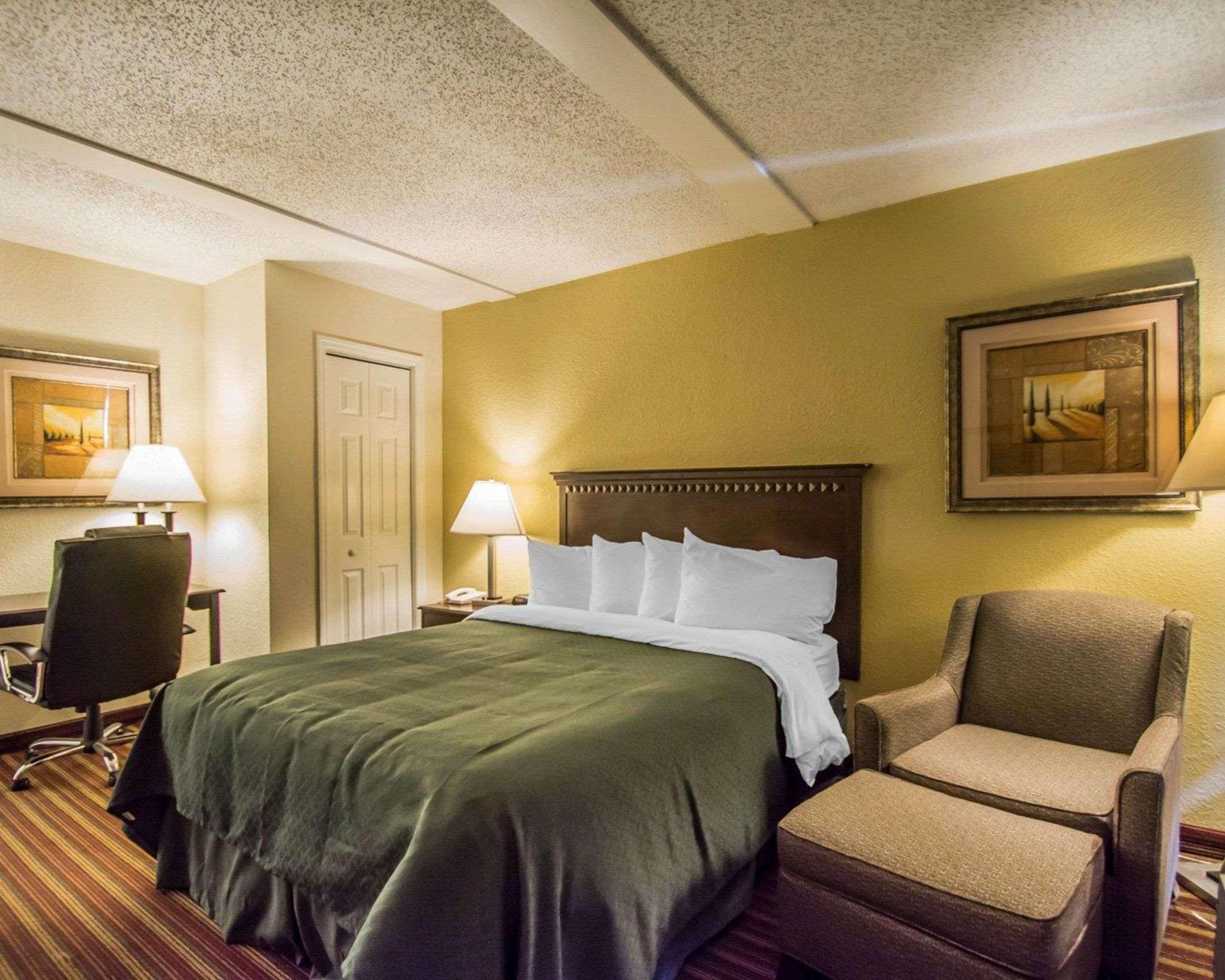 Quality Inn & Suites At Tropicana Field St. Petersburg Luaran gambar