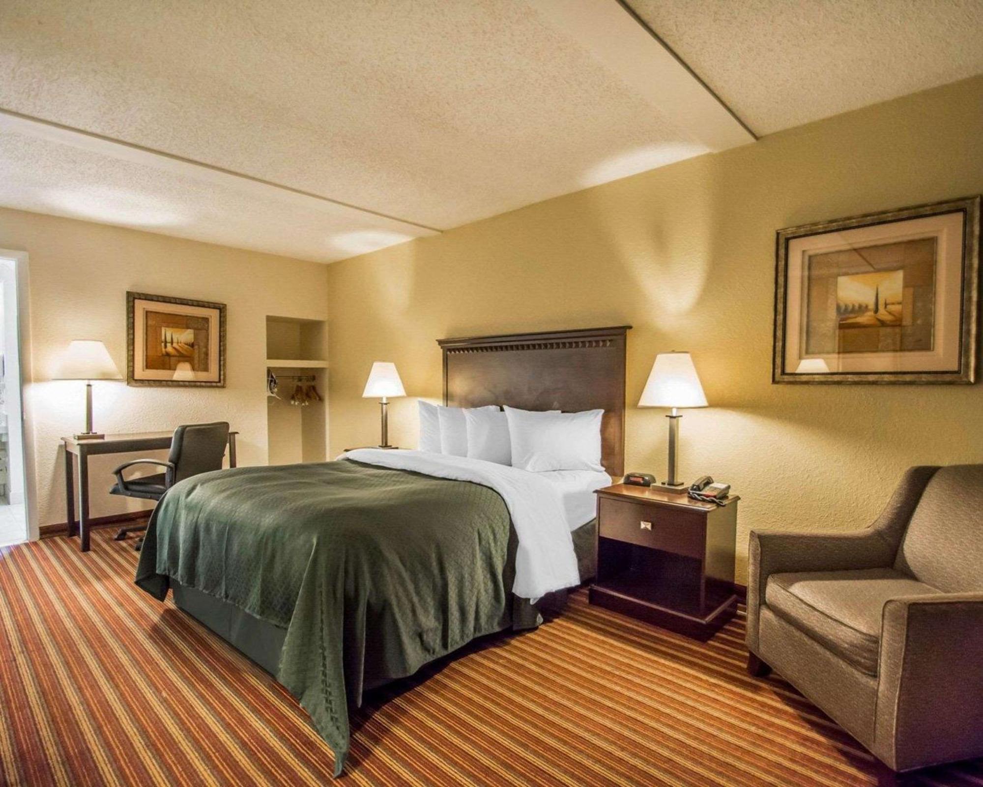 Quality Inn & Suites At Tropicana Field St. Petersburg Luaran gambar