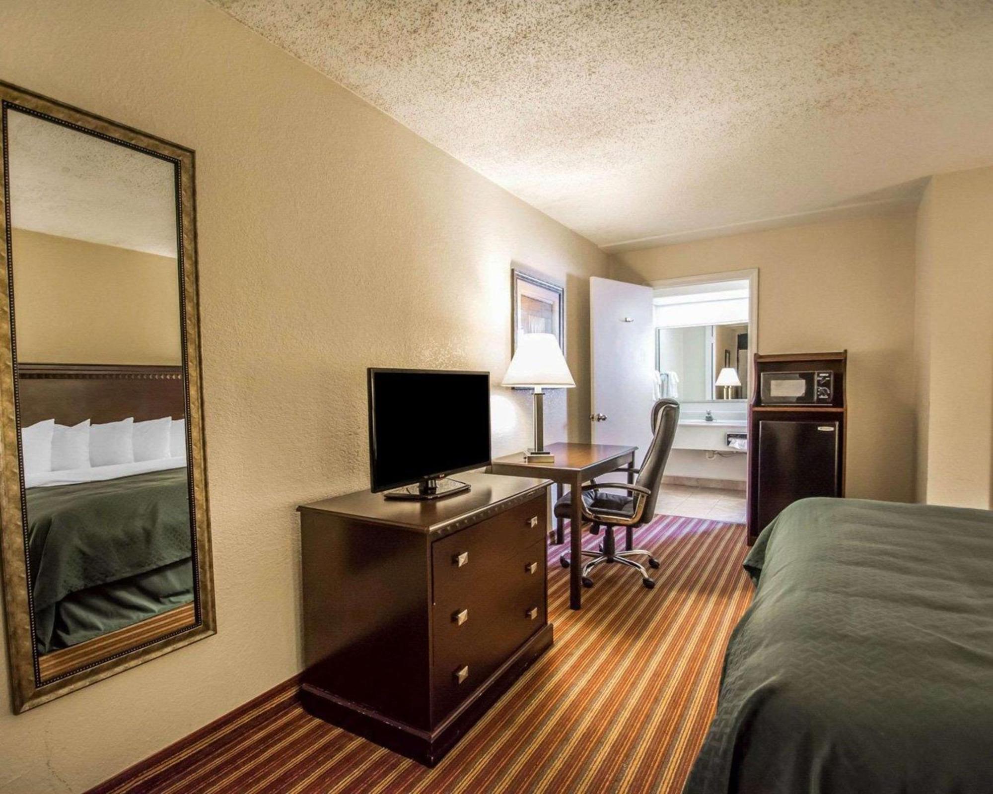 Quality Inn & Suites At Tropicana Field St. Petersburg Luaran gambar