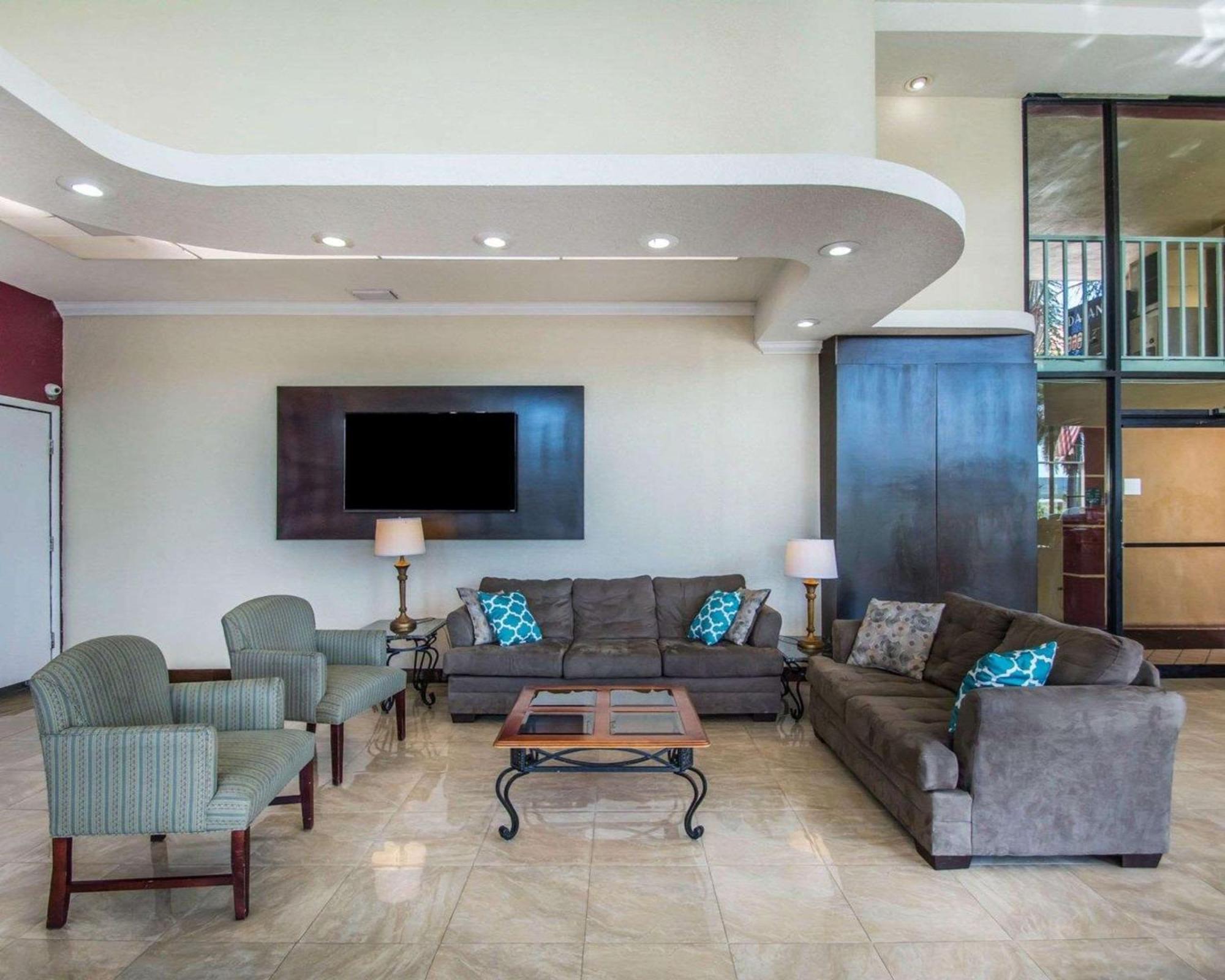 Quality Inn & Suites At Tropicana Field St. Petersburg Luaran gambar
